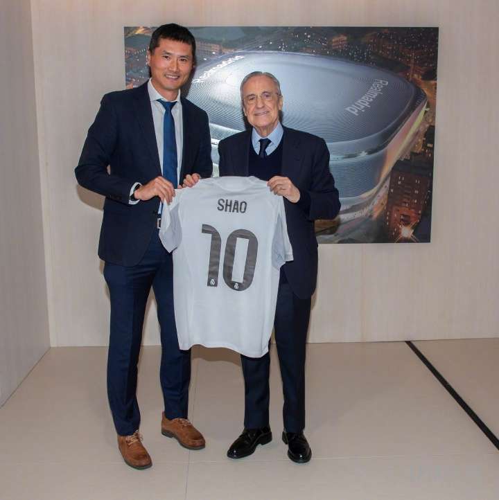 排面！邵佳一到访皇马 与弗洛伦蒂诺合影并获赠10号专属球衣